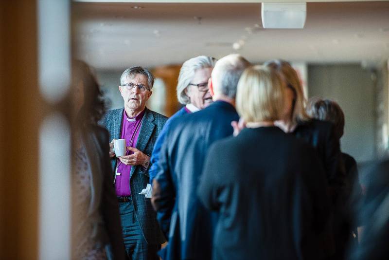 Den norske kirkes biskop i Nidaros, Tor Singsaas, mener det er stort behov for et regelverk for kirkeansattes bruk av sosiale medier.