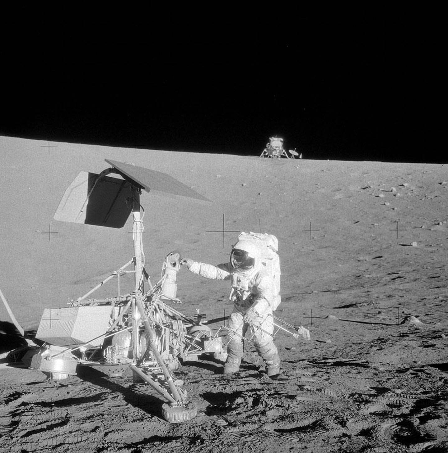 Oslo  20090913.
Pete Conrad fotograferte i 1969 Alan Bean som inspiserte den ubemannede månesonden Surveyor 3. Den hadde landet på månen to år tidligere, før noe menneske hadde vært på månen.
Foto: NASA / Scanpix