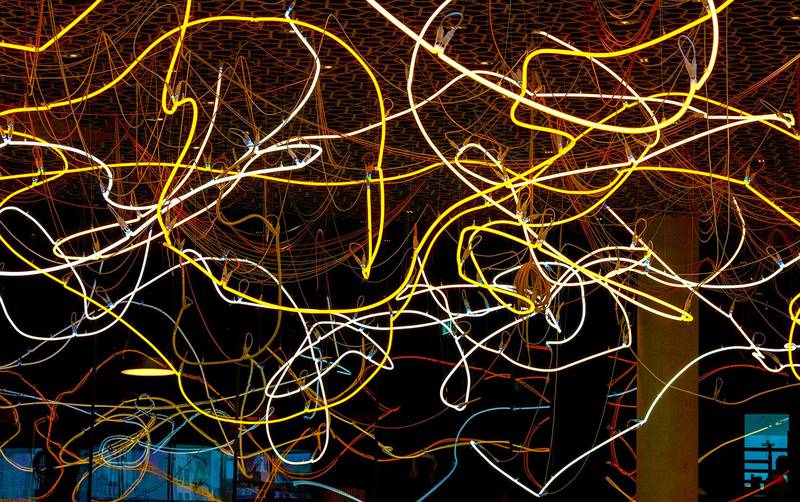 Lars Rambergs  (2020) består av uregjerlige linjer i neon som snirkler seg langs taket i første etasje. Disse linjene speiler den fruktbare tankeflukten vi trenger for å tenke nytt.