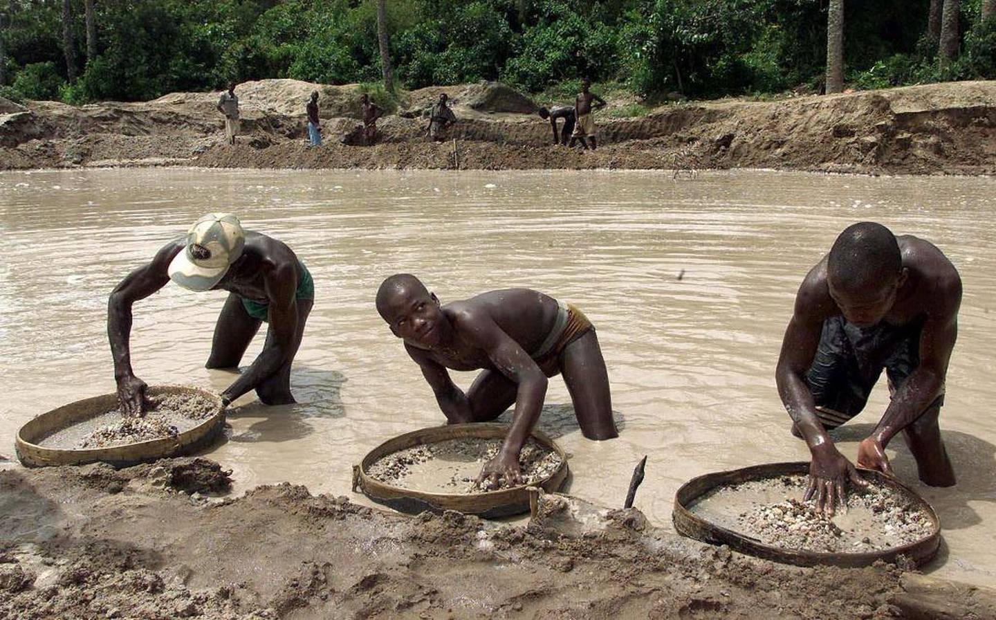 Store diamantforekomster i Sierra Leone drives fram både industrielt og manuelt. Diamanter var sentrale for å finansiere den brutale borgerkrigen som tok slutt i 2001.