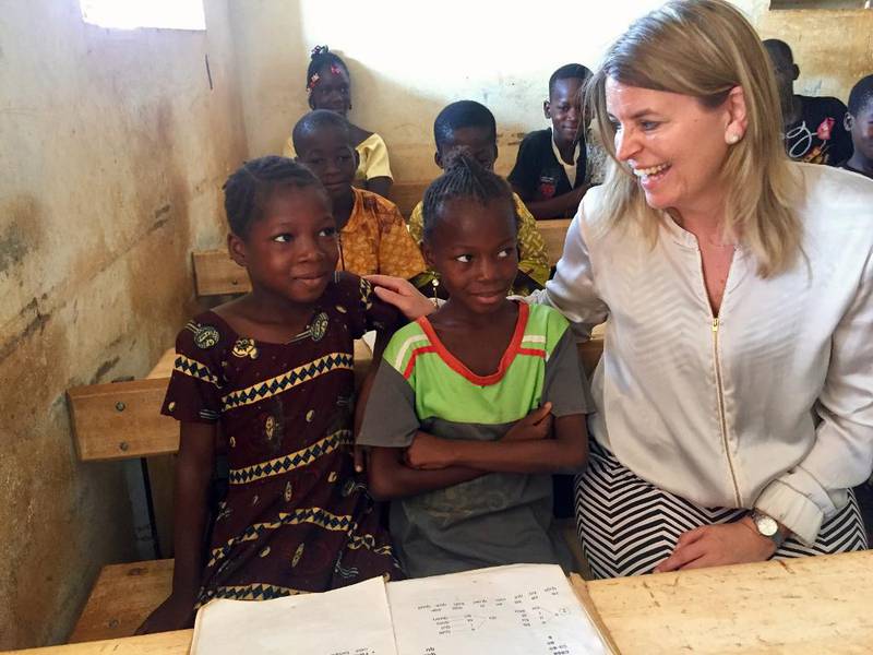 Utdanning er nøkkelen til å skaffe seg en framtid. Bedre skolegang vil også på sikt bremse bølgen av unge migranter til Europa, sier Strømmestiftelsens Tina S. Sødal, som her besøker en hurtigskole i Niger.