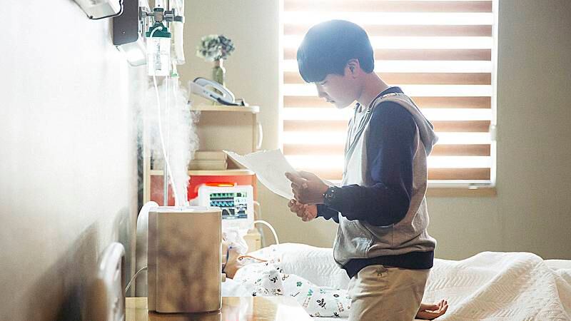 Hvem kan skaffe 12 år gamle Jun-Ho (Lee Hyo-jae) et trygt hjem når faren er en døgenikt og moren ligger døende på sykehus?