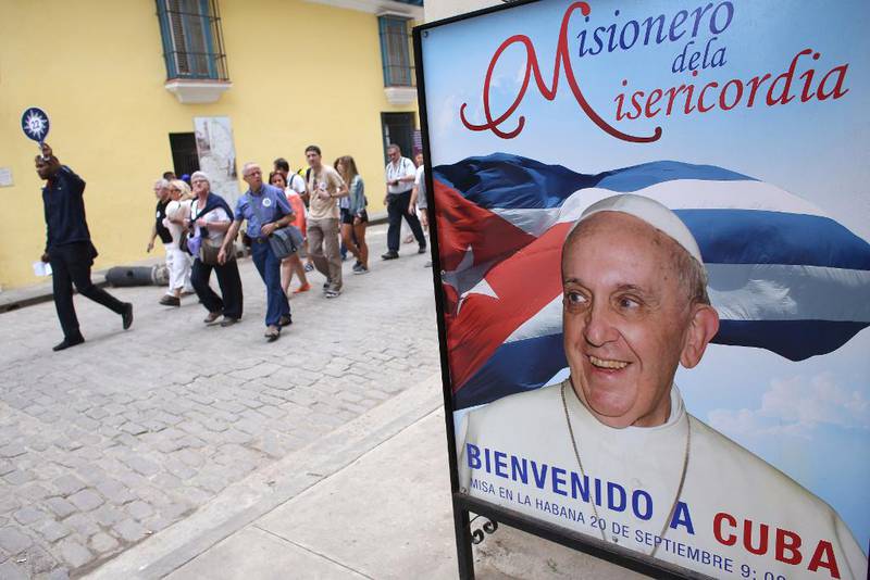 I Havanna på Cuba er gleden stor over at pave Frans kommer på besøk. Over hele hovedstaden er det satt opp plakater som ønsker kirkelederen velkommen.