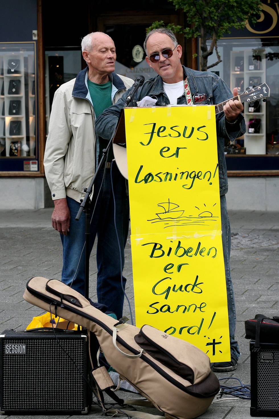 2007: Noen mener at noe annet enn jazz er løsningen til alle verdens problemer. Her er Gunnar Stokke og Hans Reite fotografert på gata i Molde under Jazzfestivalen  tirsdag, med plakat med teksten " Jesus er løsningen, bibelen er Guds sanne ord! "