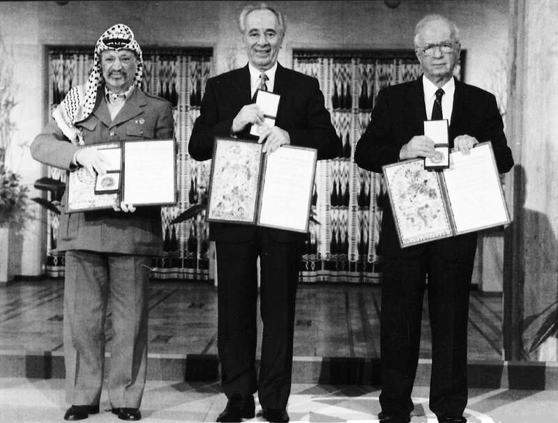 En rekke israelske ledere har gjennom årene lagt planer for å drepe PLO-leder Yasir Arafat. I desember 1994 måtte Israels statsminister (til høyre) og utenriksminister Shimon Peres dele podiet i Oslo rådhus med Arafat under utdelingen av Nobels fredspris.