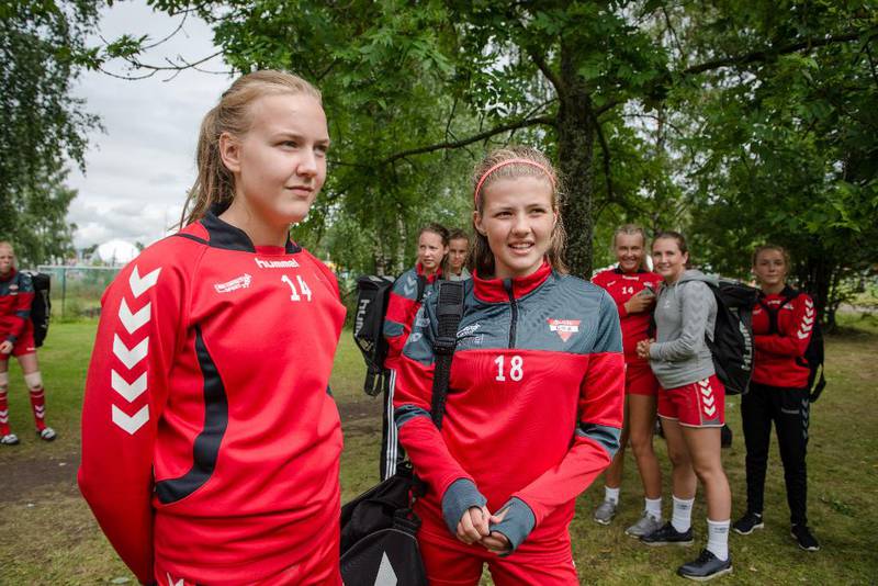 – Jeg er veldig imot doping, sier Helene Bjørstad Karlsen (til venstre). Lagvenninnen Oline Thorsvik Hovda understreker at hvis man bruker doping til å vinne, vil seieren ikke være egen fortjeneste. Begge spiller for Charlottenlund fra Trondheim under Norway Cup.