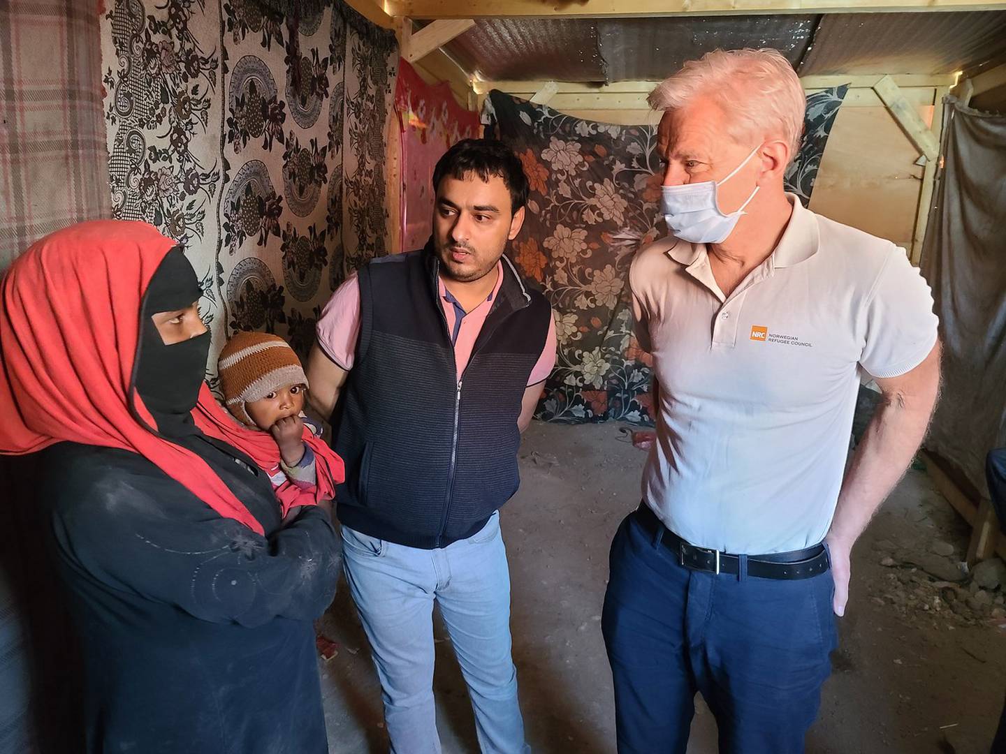 Flyktninghjelpens Jan Egeland er på besøk i Jemen. Her møter han internt fordrevne 
Amran, nord for Sanaa.