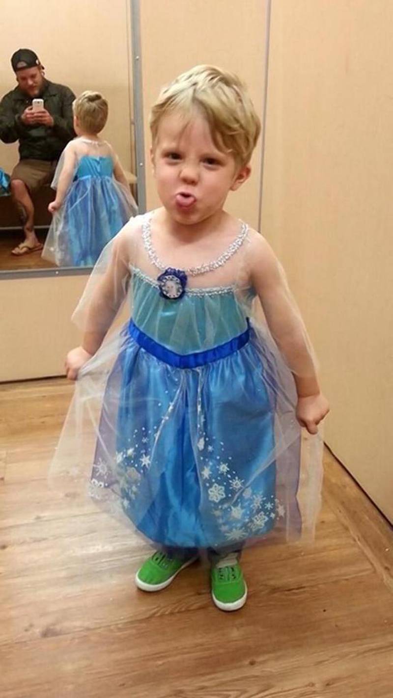 Treåringen Caiden ville være Elsa i Frost på Halloween. 