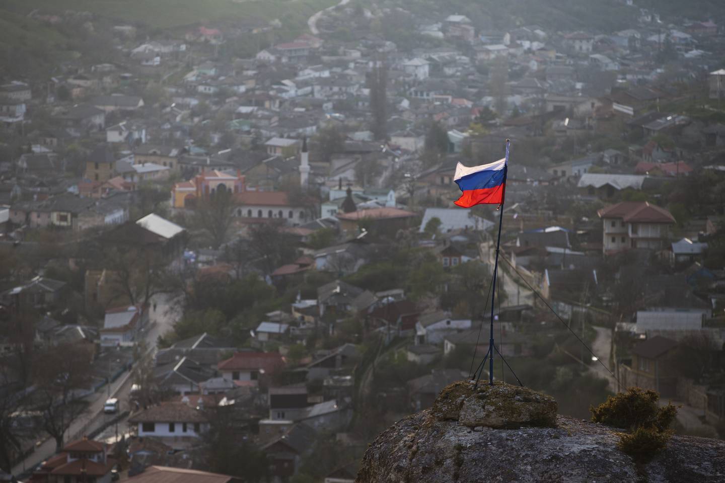 Et russisk flagg vaier over byen Bakhchysarai på Krimhalvøya etter den russiske anneksjonen i mars 2014.