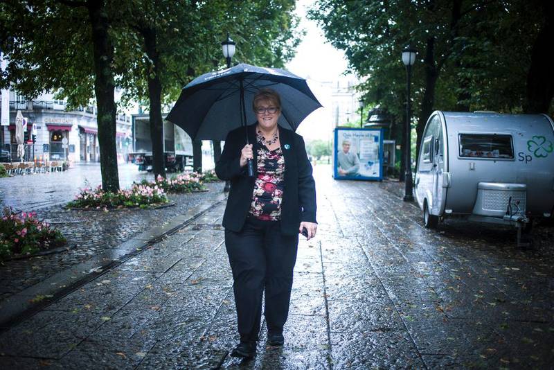 Regnet renner i strie strømmer over hele landet, men Venstre-leder Trine Skei Grande kan, på sin vandring forbi valgboder på Karl Johan, i det minste glede seg over gallup-lyspunkter.