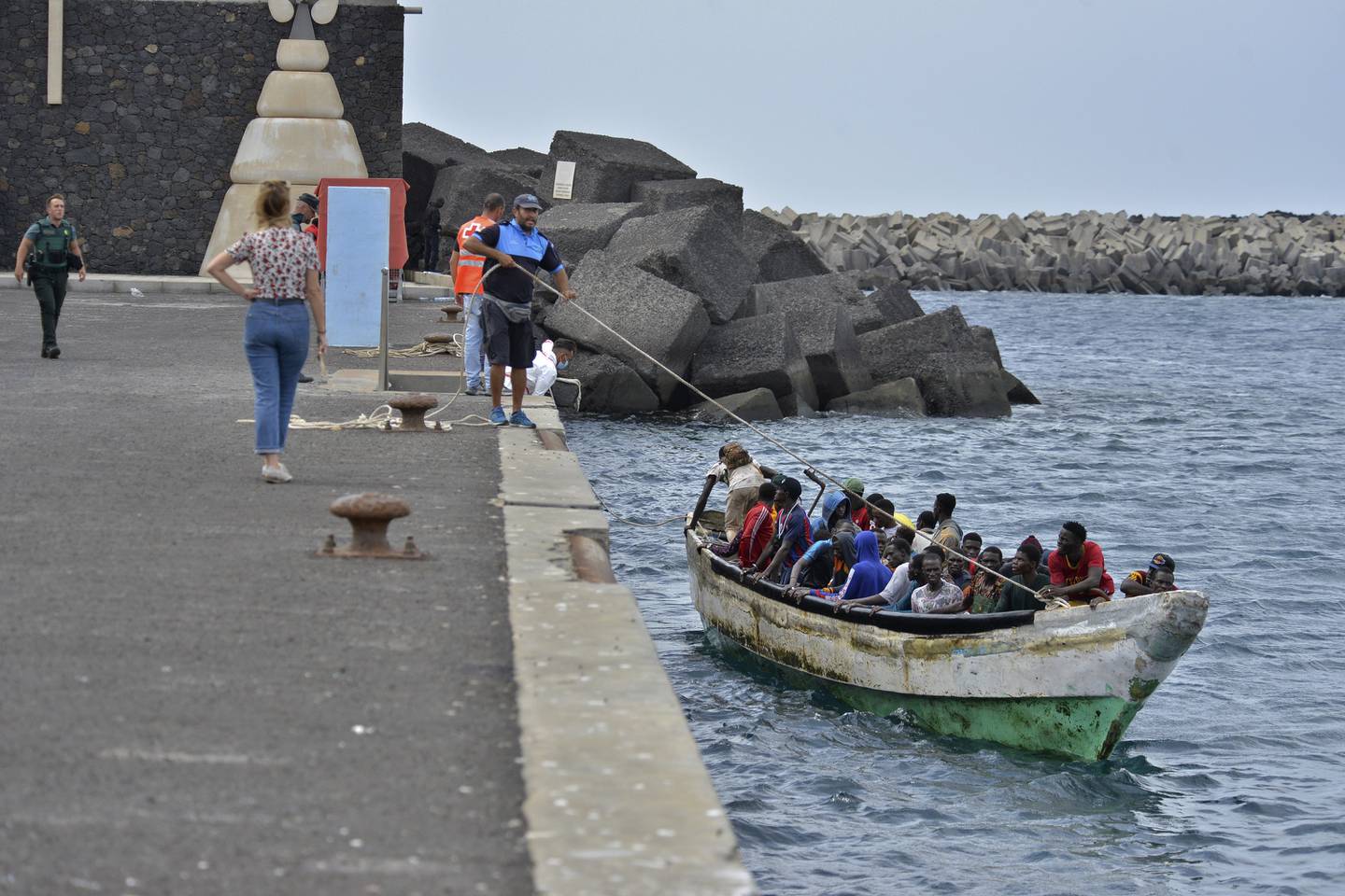 En liten båt med migranter ankom onsdag La Restinga på kanariøya El Hierro. Fredag kom ytterligere tre migrantbåter til den lille øya, som flere medier har døpt for spansk Lampedusa. Foto: Europa Press via AP / NTB