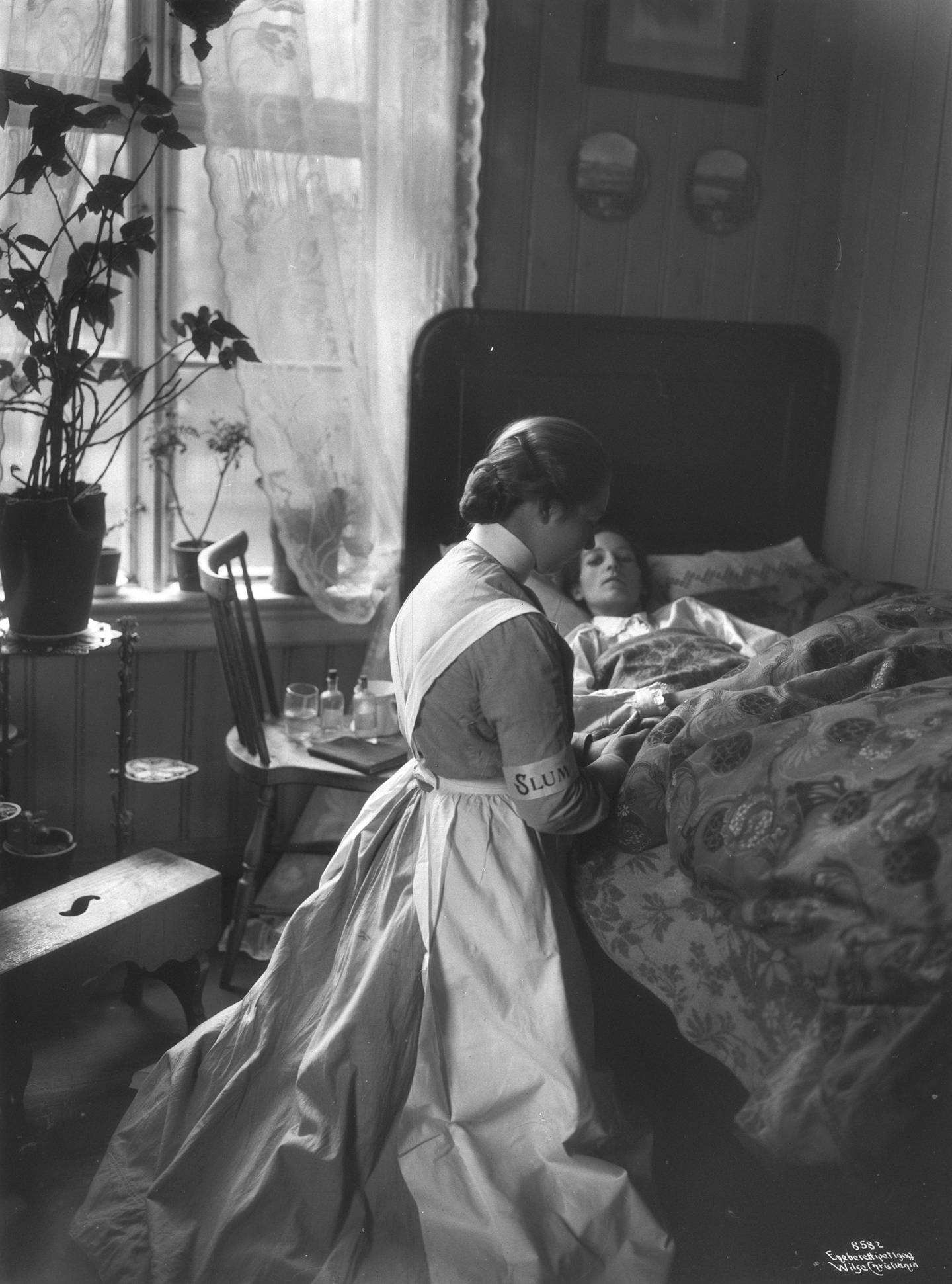 Frelsesarmeen. Slumsøsteren tar seg av den syke. Fotografert 13. mai 1908.