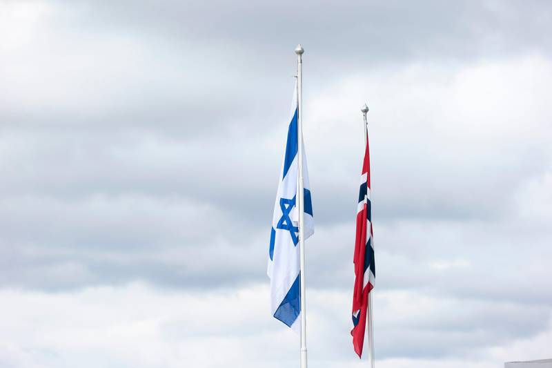 Gardermoen  20140511.
Det norske og det israelske flagget før Israels president Shimon Peres ankommer den militære flyplassen på Gardermoen i forbindelse med sitt statsbesøk til Norge søndag. 
Foto: Håkon Mosvold Larsen / NTB scanpix