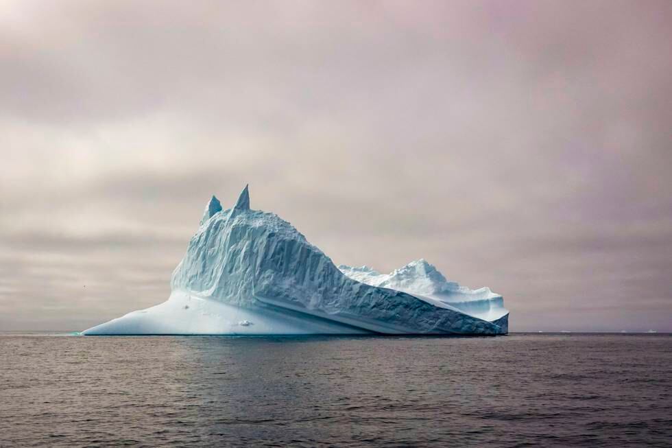 Ammassalik, Grønland 
Drivende isfjell i Sermilikfjorden på Øst-Grønland. Ny og dyster forskning viser nemlig at selv om vi begrenser CO₂-utslippene og oppfyller målsettingene i Parisavtalen, så vil isen som dekker det meste av Grønland smelte i rekordfart. Flere og flere isfjell løsner fra de massive breene fra innlandsisen. Sakte smelter de drivende i fjordene og langs kysten. Hvert år reduseres is mengden på Grønland med ufattelige 250 milliarder tonn is, ifølge klimaforskere. Det forsvinner mer is i løpet av sommeren enn det som kommer tilbake om vinteren.  kajakker padler blant smeltende isfjell i Sermilikfjorden på Øst-Grønland.
Foto: Heiko Junge / NTB