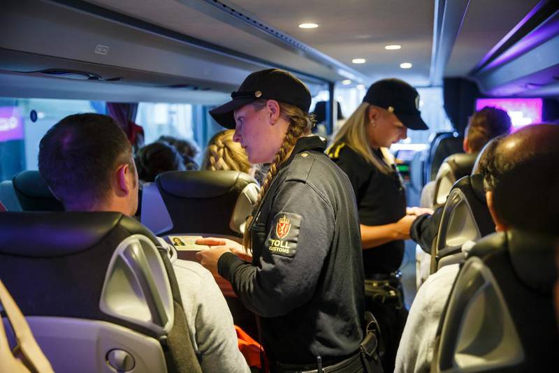 Tollere sjekker personalia på bussen fra Malmö. Foto: Heiko Junge / NTB scanpix