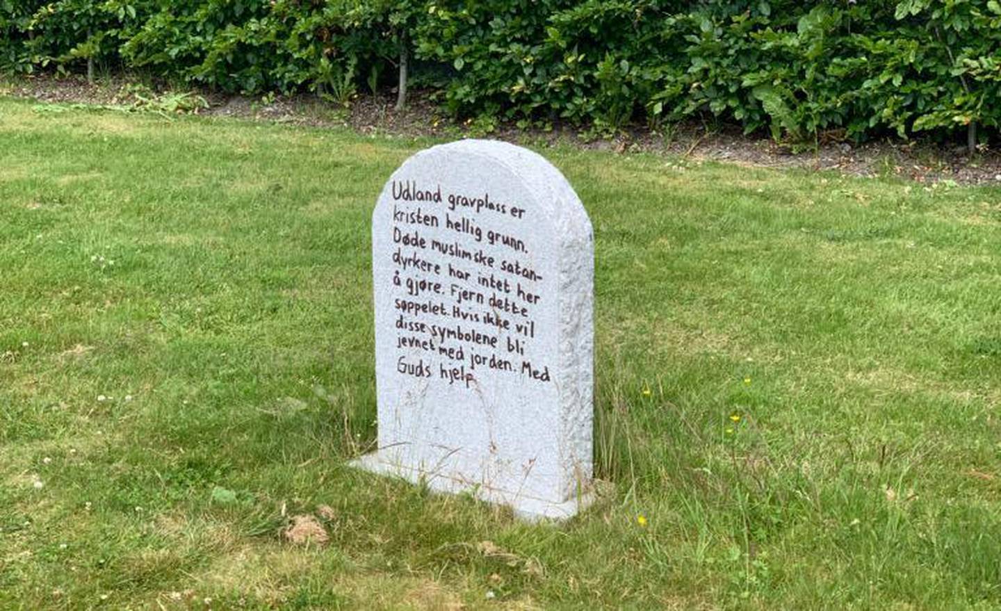 På Udland gravlund i Haugesund ble denne graven skjendet forrige helg. Nå er en mann i 30-årene siktet for det hatefulle hærverket.