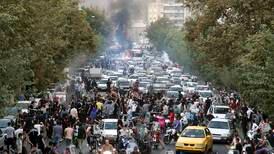 Masseprotestene mot regimet fortsetter i Iran