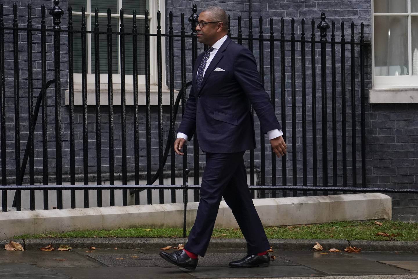 Storbritannias nye utenriksminister James Cleverly ankommer Downing Street. Foto: Alberto Pezzali / AP / NTB