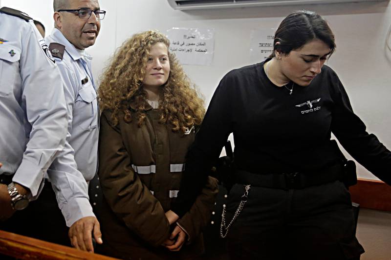 Den 17 år gamle palestinske ungdommen Ahed Tamimi ble et symbol på palestinsk motstand mot israelsk okkupasjon da hun 15. desember i fjor gikk løs på to israelske soldater med slag, spark og skjellsord. Etter tilståelsesdom får hun åtte måneder i israelsk fengsel. Saken ble ført for lukkede dører.