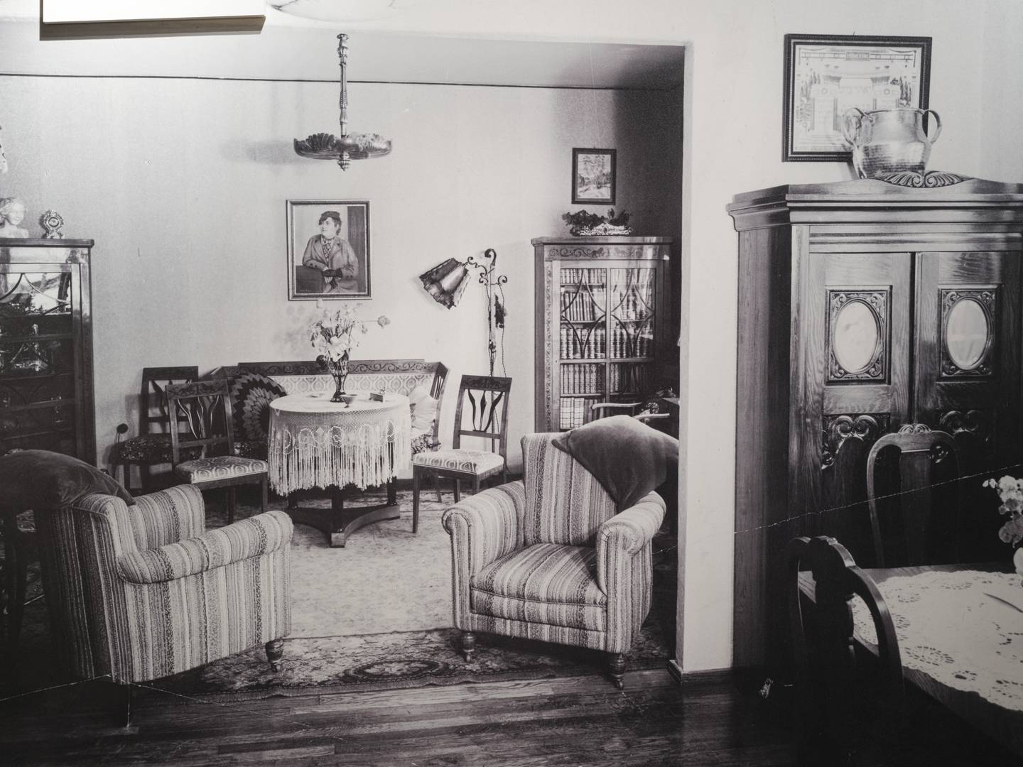 Benkows stue i Stabekkhuset fotografert på 1930-tallet. Her ses blant annet portrettet som Moisé Benkow malte av sin svigerinne Annie. Maleriet, enkelte av møblene, samt gjenstandene som stilles ut her, var det eneste tilbake etter krigen. Tyskerne hadde tatt i bruk både leiligheten og det tilstøtende atelieret.