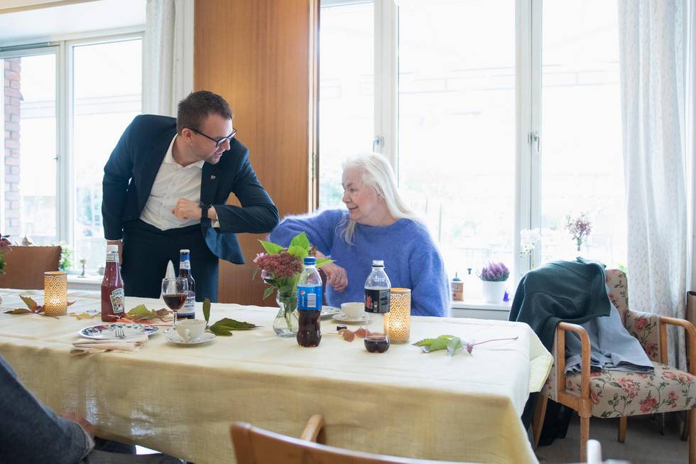 Kjell Ropstad og beboer Liv Granli på Fagerborghjemmet, fotografert ifb. med at regjeringen gir 60 mill. til å motarbeide ensomhet og isolasjon blant de eldre under pandemien.