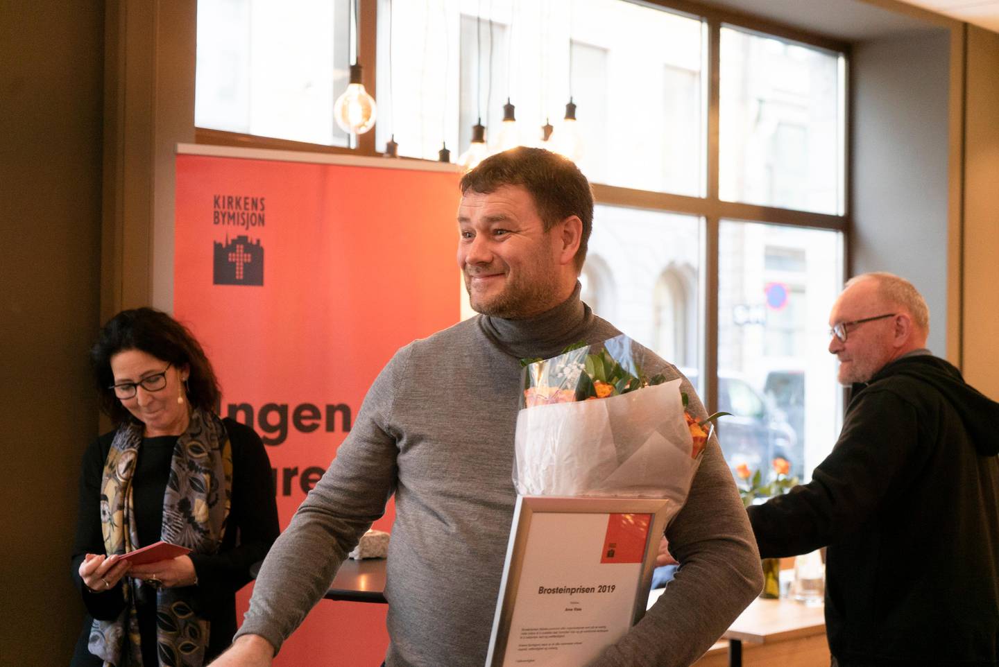 Kirkens Bymisjon gir Brosteinprisen til Mennesker i Limbo, Arne Viste og Gunnar Stålsett. Arne Viste mottar prisen.