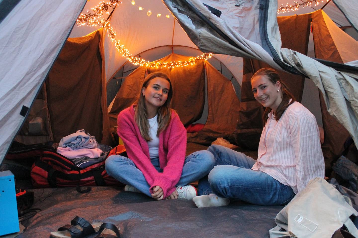 Deltakarar på Krik sit inne i eit telt.