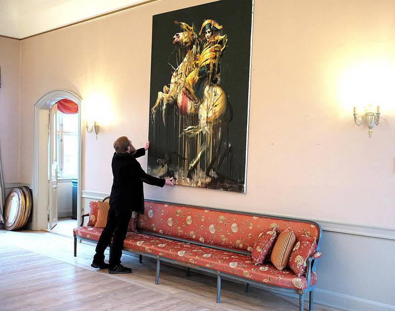 Håkon Gullvågs Napoleon er en parafrase eller ­viderediktning på Jacques-Louis Davids Napoleon krysser Alpene fra 1801. Nå troner han i riddersalen på Hafslund Hovedgård.