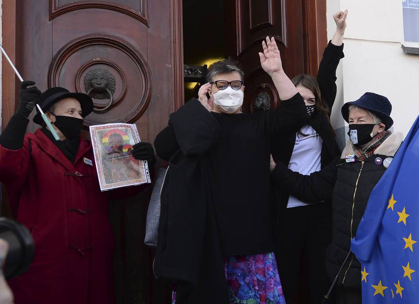 FRIKJENT: De polske aktivistene Elzbieta Podlesna (med briller, i midten), og Anna Prus med støttespillere etter når de forlater rettsbygningen i byen Plock i Polen. (Czarek Sokolowski/AP)