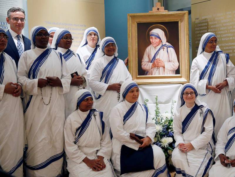 Nonner fra Mor Teresas orden samler seg rundt et portrett av den verdenskjente kvinnen, i anledning helgekåringen av henne nå på søndag. Bildet er fra Washington i USA.