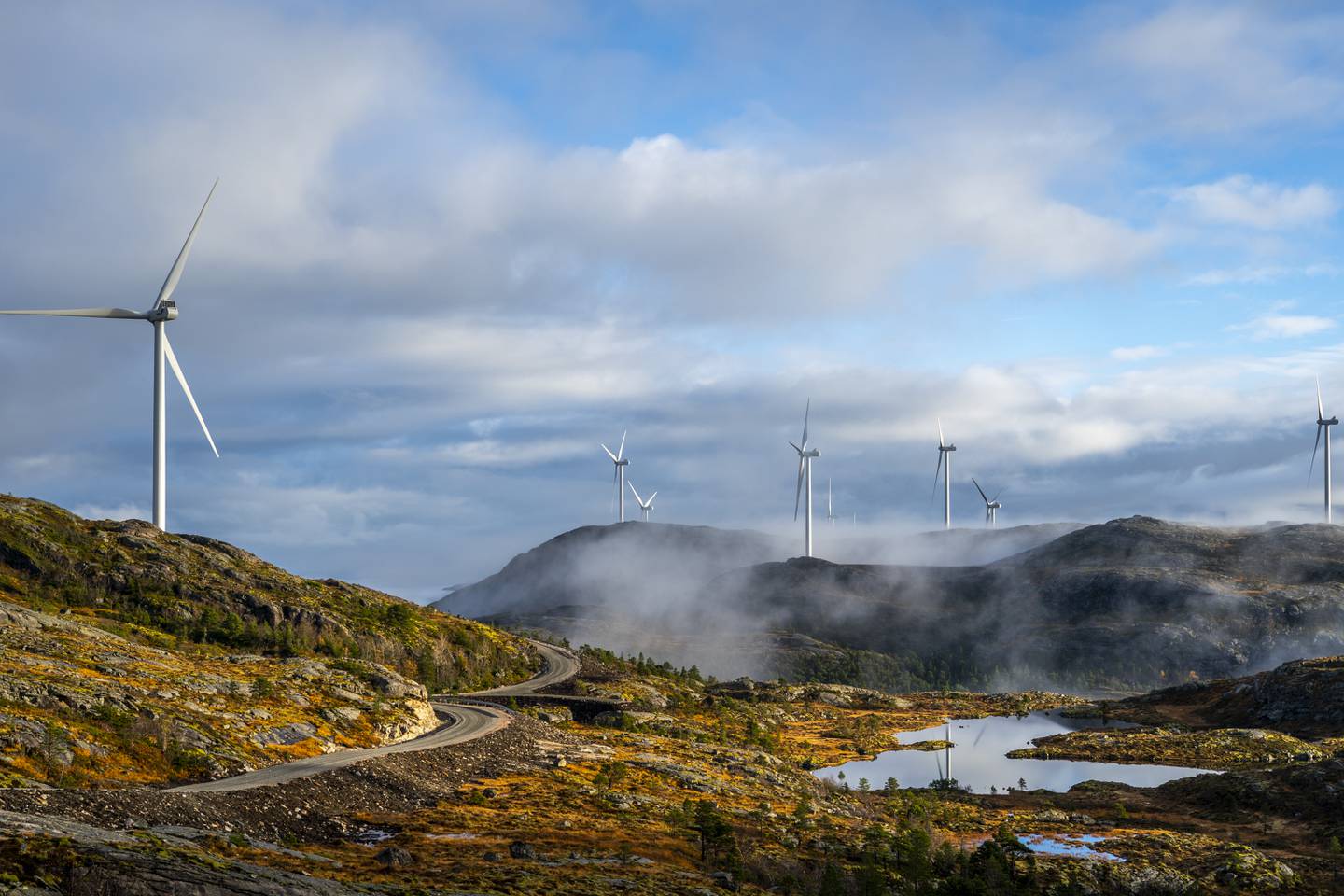 Åfjord Fosen 20201013. 
Storheia vindpark er den største av vindparkene i porteføljen til Fosen Vind, og den andre av vindparkene som ble bygget. Da den ble overført til ordinær drift i februar 2020 var den Norges største med 80 turbiner og en installert effekt på 288 MW.
Foto: Heiko Junge / NTB