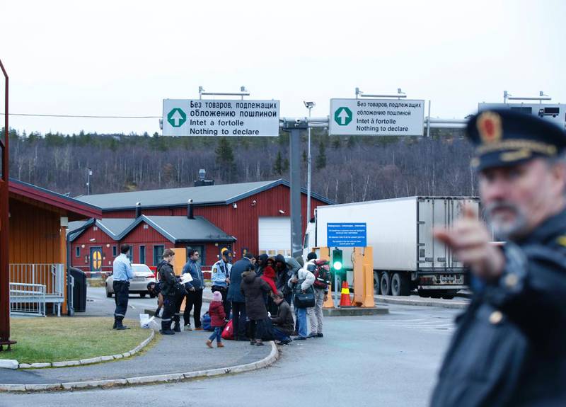 En gruppe asylsøkere som har kommet over Storskog grensekontrollsted utenfor Kirkenes 20. oktober 2015. 