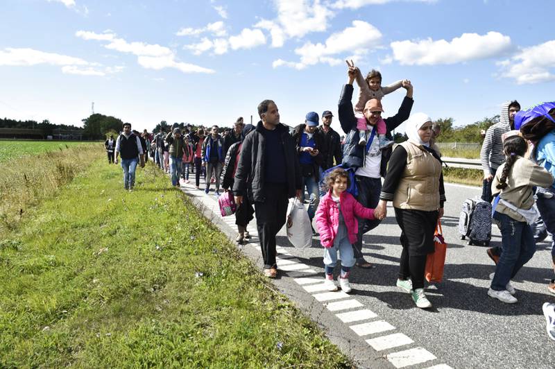 I september 2015 gikk i en stor gruppe flyktninger og migranter gjennom Danmark, langs motorveier. De kom fra Tyskland og ville til Sverige og søke vern. De ønsket ikke å stoppe i Danmark og søke asyl der, for Sverige var mer forlokkende.