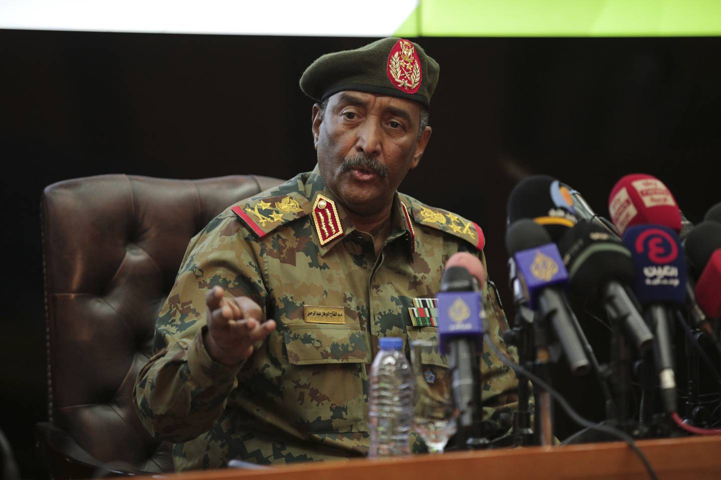General Abdel Fattah a-Burhan hevder at militæret kuppet makten for å unngå krise i Sudan. Landet sto på randen av borgerkrig på grunn av en rekke politiske kriser som ikke så ut til å la seg løse, sier han. Foto: Marwan Ali / AP / NTB