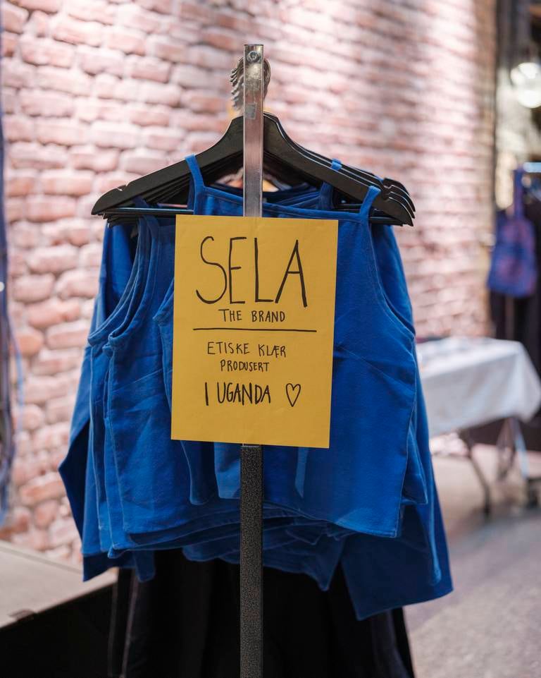 Anne Stine Kaaen (25) og Margrete Seiersnes (24) savnet etisk produserte klær i Norge. Nå driver de klesbedriften Sela the brand, og har fem lokalt ansatte syersker i Uganda.