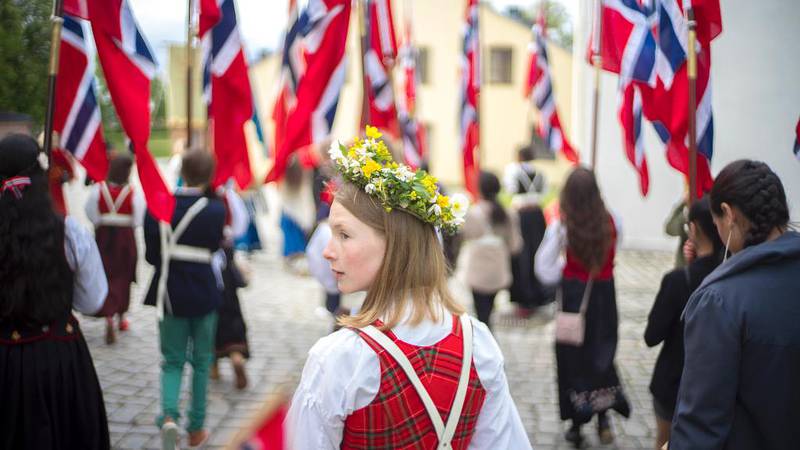 Sidan St. Sunniva er 150 år, får dei gå først i barnetoget, som går fra Festningsplassen til Rådhuset i Oslo, via Slottet. Tirill Tiller i 7. klasse er i flaggborga.