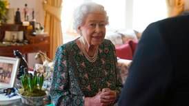 Koronasyke dronning Elisabeth holder audienser digitalt