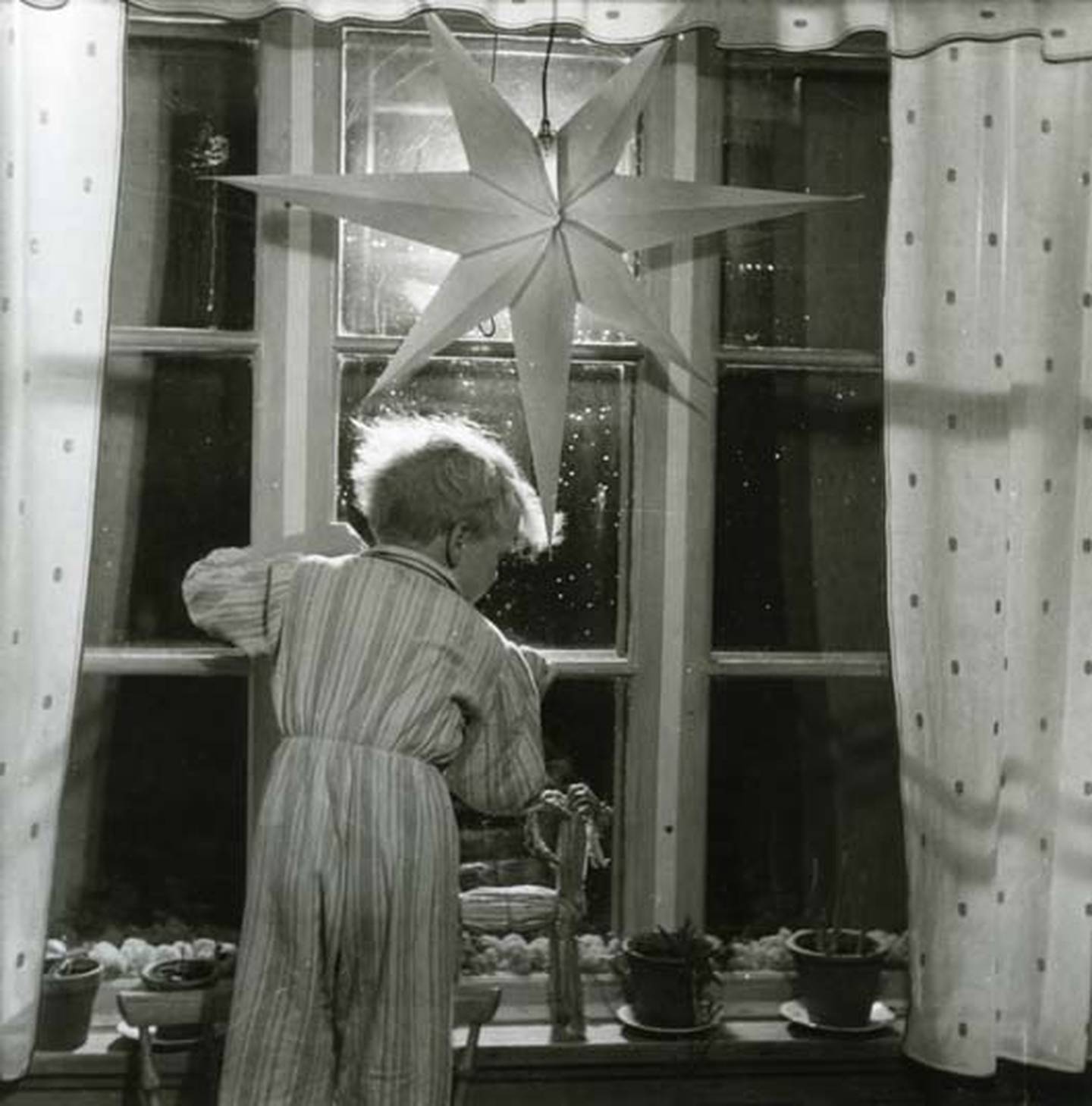 Advent: Fotografi fra 1949 som viser papirstjerne i bruk i Sverige. Foto: Mickelsson, Hilding / Hälsinglands museum CC BY-NC