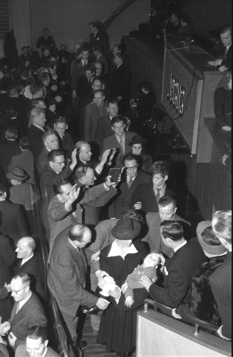 Nærmere 2.500 mennesker fyller benkeradene og hundrevis var i kø utenfor da det var helbredelsesmøter i 1952.