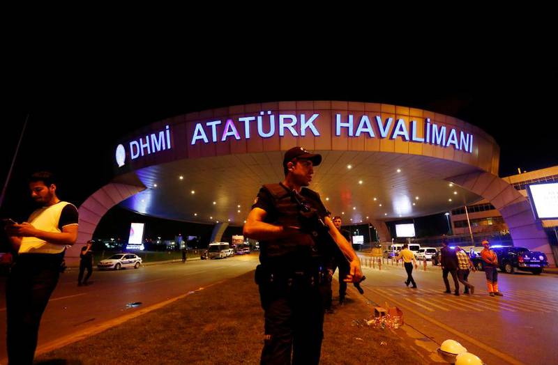 Vakthold etter bombeangrepet ved flyplassen i Istanbul, Tyrkia tidligere i sommer. 