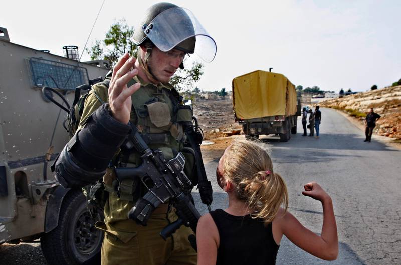Ahed Tamimi er mangeårig aktivist mot Israels okkupasjon av Vestbredden. Her er hun i konfrontasjon med en israelsk soldat som 12-åring i 2012.