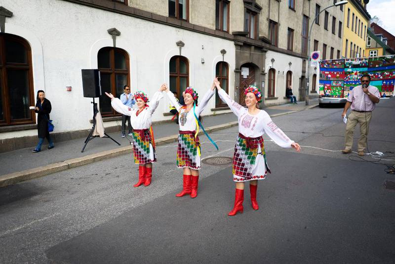 Petryshyn Khrystyna, Viktoria Mykhailova og Anastasia Dobush deltok under St. Olavs kulturdag med ukrainsk folkedans.