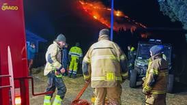 Brannvesenet skal ha kontroll på brann i Åfjord så lenge vinden ikke snur