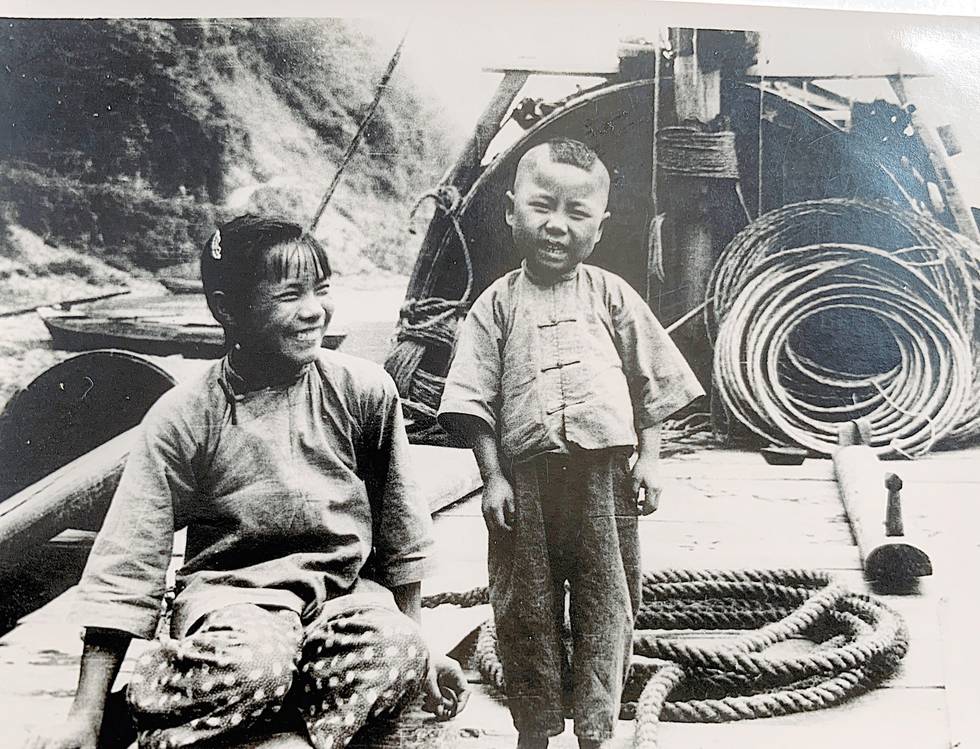 Da jeg som voksen vendte tilbake til Tungping, hadde jeg vage minner om byen jeg forlot som fireåring. Flukten derfra i 1949 tok flere dager med elvebåt.