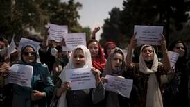 Afghanske kvinner reagerer sterkt på Talibans restriksjoner