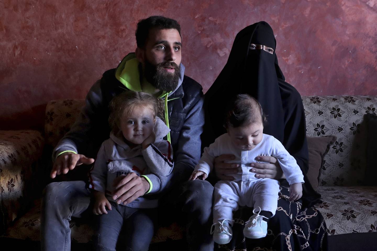 Ziad Khaled Hilweh (23) og kona Alaa Khodr (22) sammen med datteren Jana (2) og sønnen Karim (tre måneder). De forteller om den farefulle ferden i november da de prøvde å flykte fra Libanon. Foto: Bilal Hussein / AP / NTB
