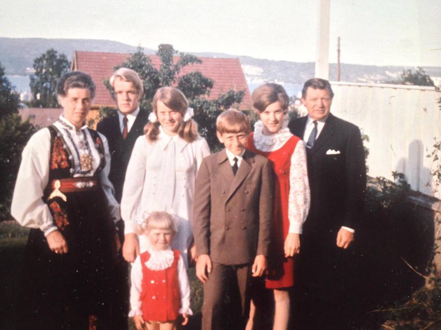 Hele familien samlet. Minstejenta Gunhilde på to år står foran. Fra venstre mor Ketty, Jens, Hanne, Terje, Aida og far Trygve. Bildet er fra 1970.