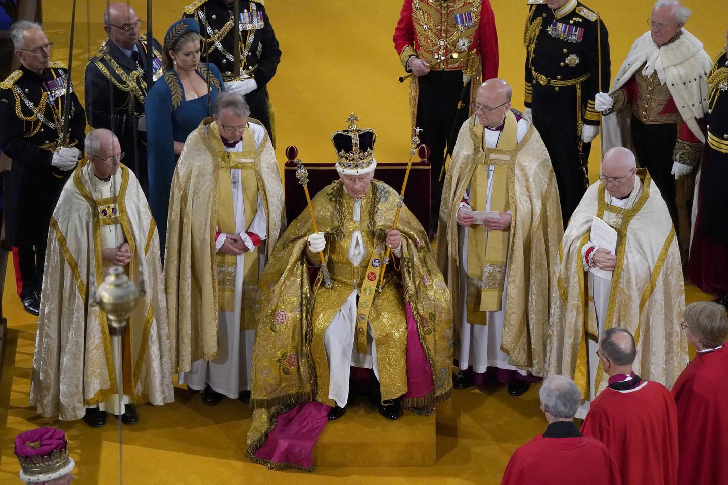 Kong Charles sitter på kroningsstolen etter å ha formelt blitt kronet til konge av Storbritannia. Foto: Andrew Matthews / AP / NTB