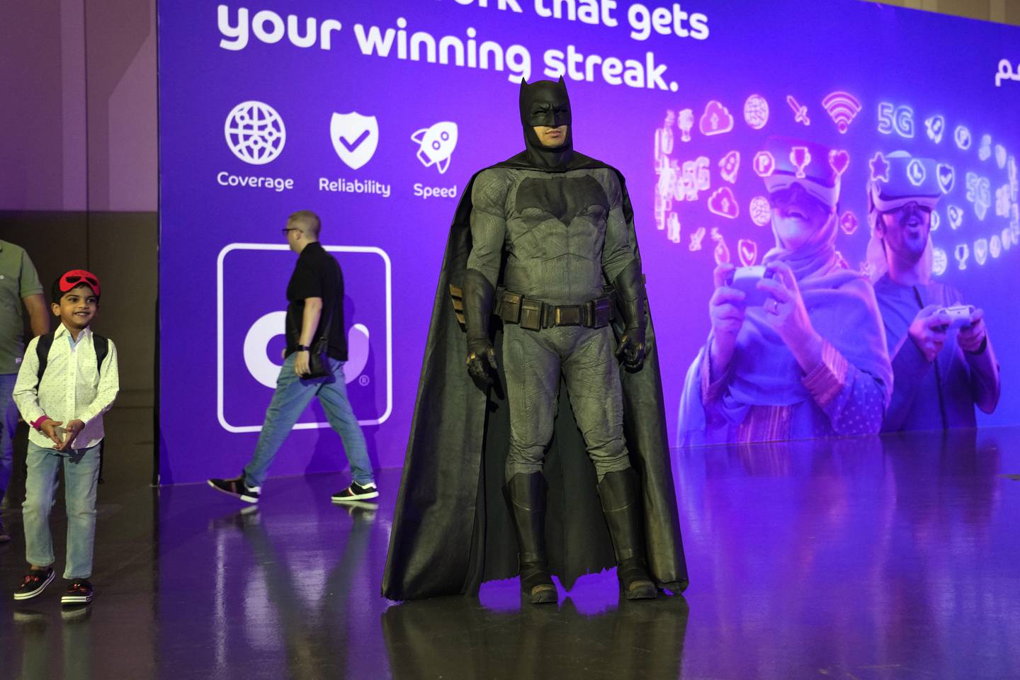 En gaming-fan kledd i Batman-kostyme på gaming-festival i Dubai i juni. Foto: Kamran Jebreili / AP / NTB