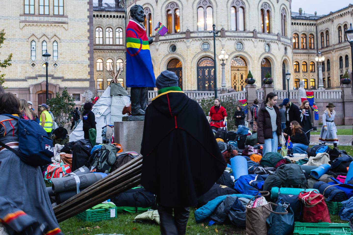 Ny Fosen-aksjon i Oslo, 11. oktober 2023. Aktivister går til aksjon to år etter høyesterettsdommen i Fosen-saken. Aktivistene stenger Karl Johans gate.